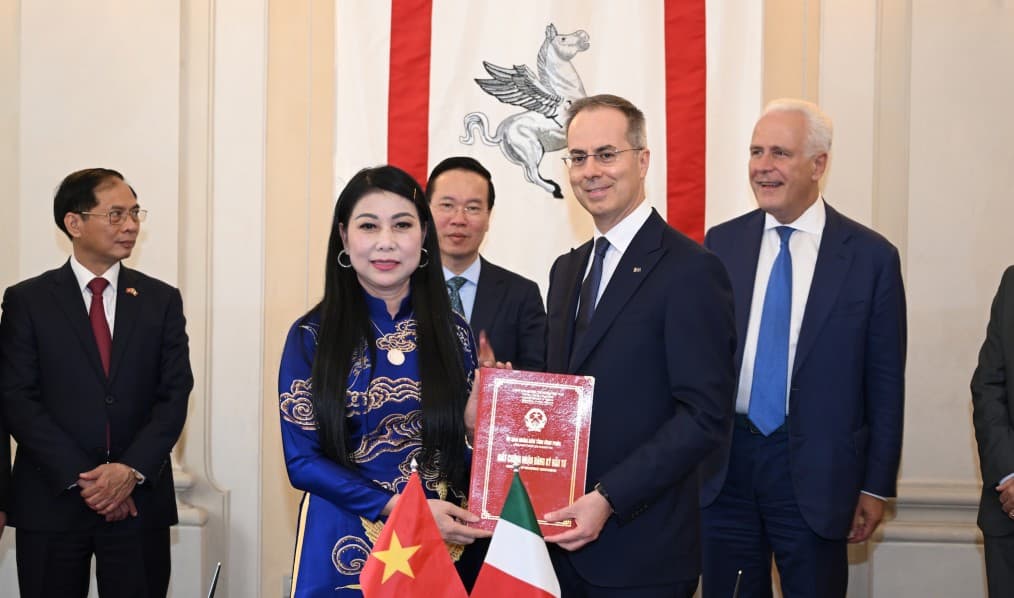 La segretaria del Partito Comunista vietnamita della provincia di Vinh Phuc, Hoang Thi Thuy Lan, con Matteo Colaninno, vicepresidente del gruppo Piaggio (ph. Regione Toscana)