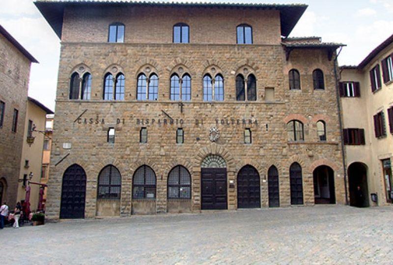 La sede della Cassa di risparmio di Volterra