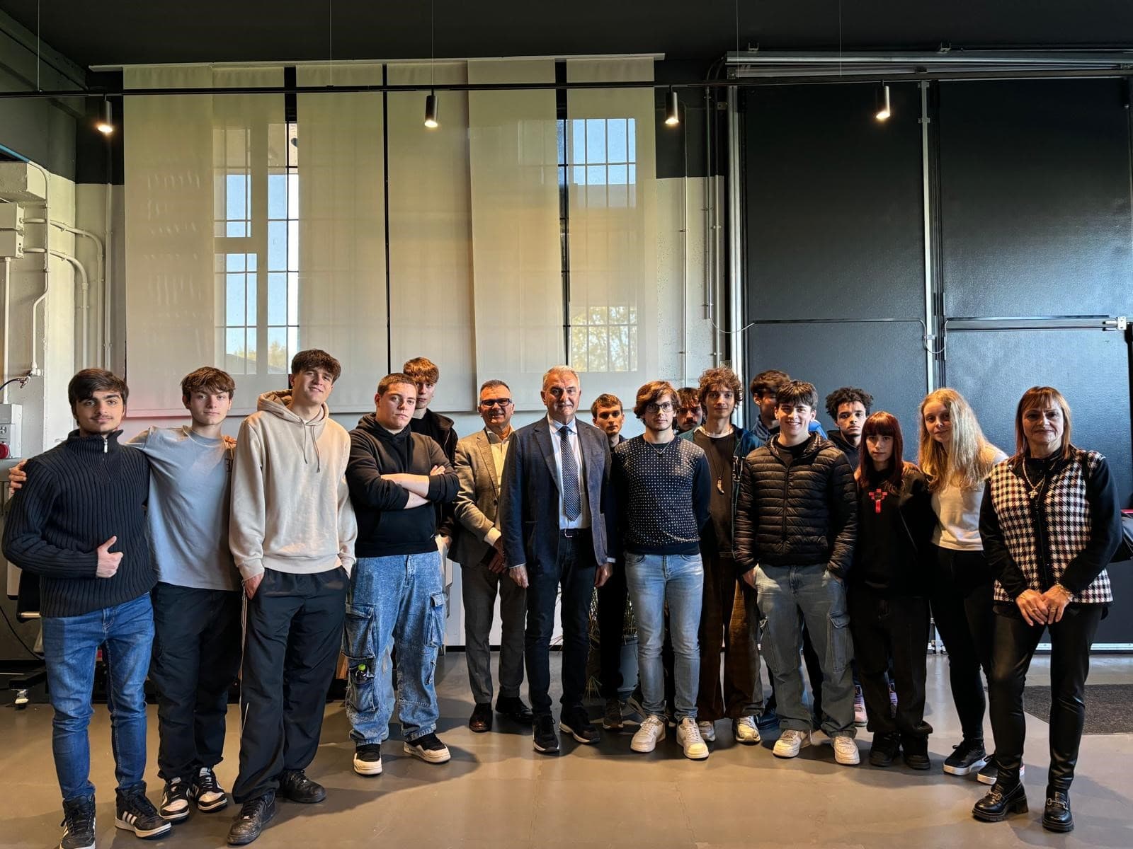 Nella foto i ragazzi della classe V indirizzo informatico dell’ISIS Valdarno in visita alla NGW Group. Al centro Franco Resti, presidente della Piccola Industria di Confindustria Toscana Centro e Costa e Fulvio Tatini, amministratore delegato NGW Group.