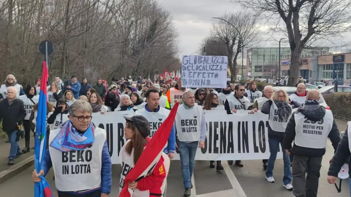 Una manifestazione dei dipendenti Beko (ex Whirpool) a Siena